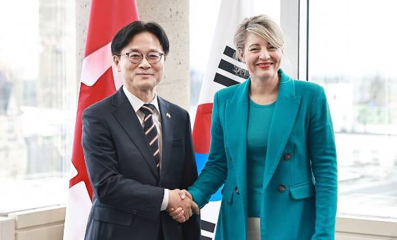 김정관 산업통상부 장관이 지난 5일(현지시간) 캐나다 오타와에서 멜라니 졸리 캐나다 산업부 장관을 만나 기념 촬영하고 있다. [사진=산업통상부]