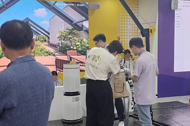 행사장 내에서 로봇을 쉽게 볼 수 있었다 / 출처=IT동아