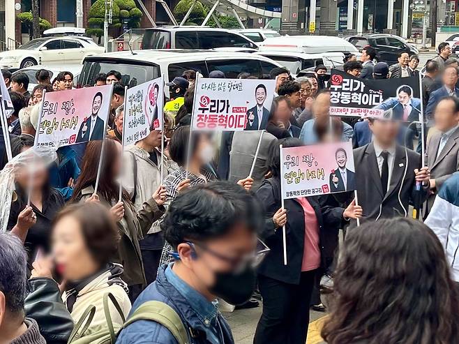 지난 3일 장동혁 국민의힘 대표가 참석한 추경호 국민의힘 대구시장 후보의 선거사무소 개소식 행사에서 장 대표 지지자들이 '우리 장, 연임가자!', '우리가 장동혁이다' 등 손팻말을 들고 '장동혁'을 연호하고 있다. 류효림 기자
