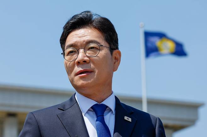 정원오 더불어민주당 서울시장 후보가 6일 오후 서울 여의도 국회 분수대 앞에서 서울-강원 상생협력 공동 선언문 발표를 마친 뒤 취재진 질의에 답하고 있다. 뉴스1