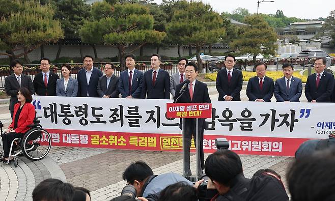 장동혁 국민의힘 대표가 7일 서울 청와대 사랑채 분수대 앞에서 열린 현장 최고위원회에서 발언하고 있다. 이들은 더불어민주당이 추진하는 '윤석열 정부 조작 수사·기소 의혹 특검법안'의 문제점을 지적하면서 정부·여당에 대한 비판을 이어갔다. 연합뉴스