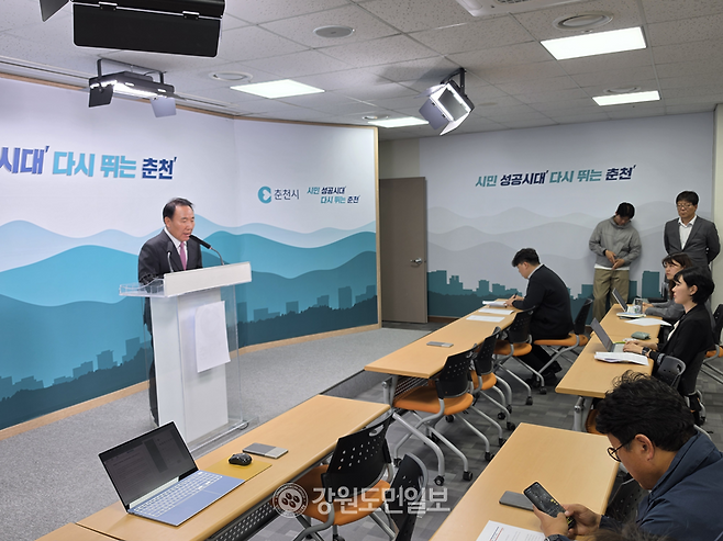 ▲ 염동열 전 국회의원은 7일 춘천시청 브리핑룸에서 기자회견을 갖고 국민의힘 탈당 및 우상호 더불어민주당 강원도지사 후보에 대한 지지를 선언했다. 이정호 기자