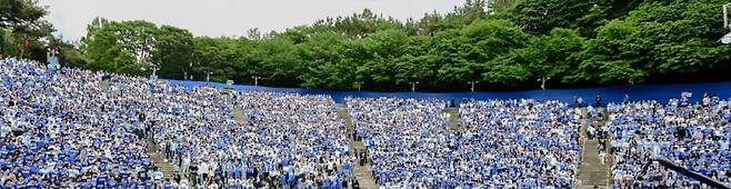 서울 연세대 캠퍼스에서 학생들이 축제를 즐기고 있다. 사진=연세대 응원단 홈페이지 캡처