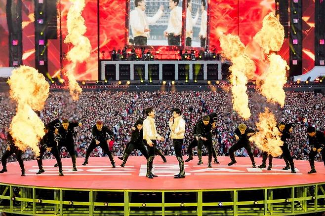 그룹 동방신기가 지난달 25~26일 일본 초대형 공연장 요코하마 닛산 스타디움에서 콘서트를 열고 이틀 간 13만명의 관객을 동원했다. /사진=SM엔터테인먼트 제공