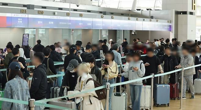 인천국제공항 1터미널이 출국하려는 해외 여행객들로 붐비고 있다. 사진=이솔 기자