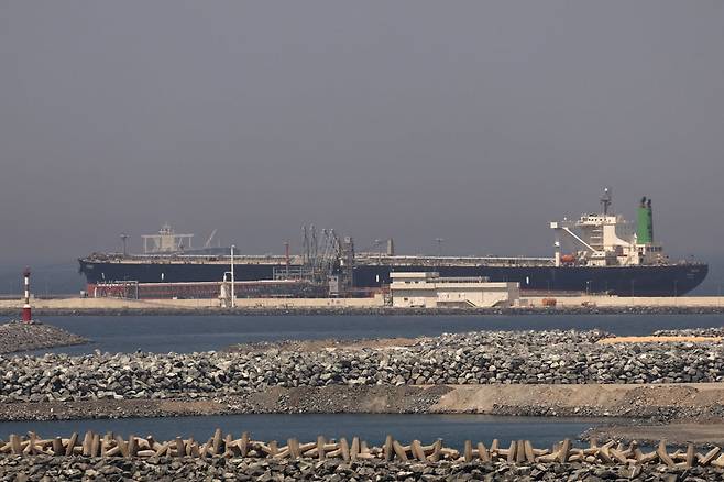 6일(현지시간) 아랍에미리트(UAE) 푸자이라 항구에 화물선 한 척이 정박해 있다. 사진=REUTERS·연합뉴스