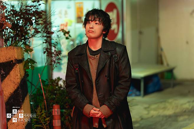 JTBC 드라마 <모두가 자신의 무가치함과 싸우고 있다>에서 황동만 역을 맡은 배우 구교환. JTBC 제공