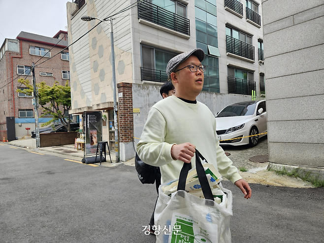 발달장애청년허브 ‘사부작’의 발달장애 청년 ‘차니’가 지난달 21일 서울 마포구 성산동에서 길동무 겸 활동지원사 ‘자소리’와 함께 우유갑 수거 활동을 하고 있다. 박채연 기자