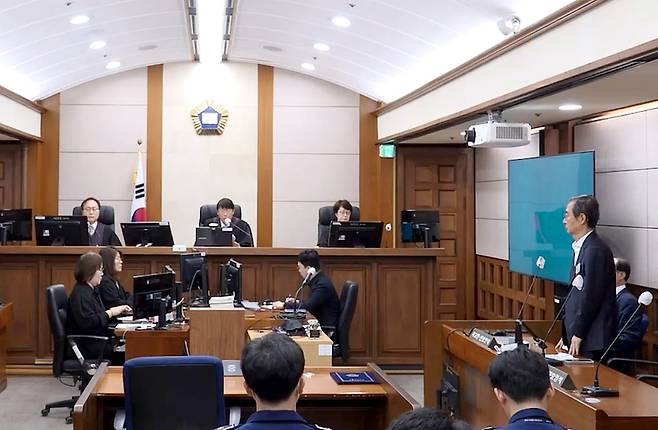 12·3 내란에 가담한 혐의로 재판에 넘겨진 한덕수 전 국무총리가 7일 서울고법에서 열린 항소심 선고공판에 출석해 재판부의 선고를 듣고 있다. 서울고법 제공