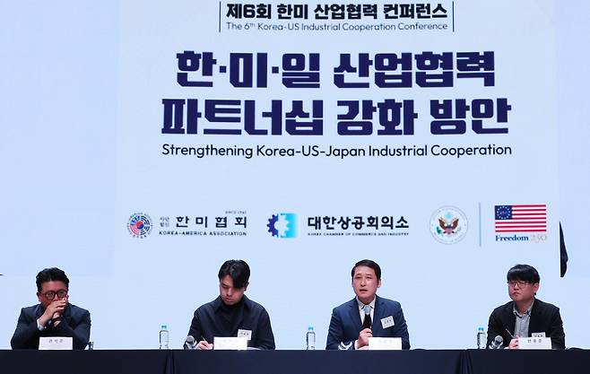한미일 산업협력 파트너십 강화 방안 컨퍼러슨에 나선 패널들이 7일 ‘한미일 AI 벤처 생태계 및 AI 인프라 협력 방안’이라는 주제로 토론을 하고 있다. 왼쪽부터 권석준 성균관대 교수, 이세영 생성AI스타트업협회 협회장(뤼튼테크놀로지스 대표), 김광석 한국경제산업연구원 경제연구실장, 안홍준 한국인공지능·소프트웨어산업협회 AI산업본부장. 대한상공회의소 제공