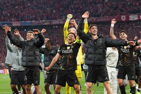 PSG 선수단이 7일 독일에서 열린 뮌헨과의 UEFA UCL 준결승전이 끝난 뒤 결승 진출을 기뻐하고 있다. AP 연합뉴스
