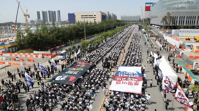 Union members attend a rally outside Samsung Electronics’ Pyeongtaek campus on April 23 amid an escalating dispute over bonus distribution. (Yonhap)