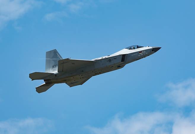 The KF-21 Boramae fighter jet flies across the sky near Seoul Air Base in Seongnam, Gyeonggi, on Oct. 17, 2025. [YONHAP]