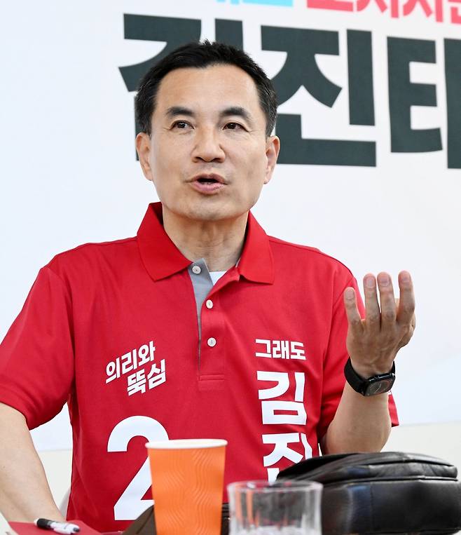 김진태 국민의힘 강원지사 후보가 6일 강원도 춘천 선거사무소에서 국민일보와 인터뷰를 하고 있다. 이병주 기자