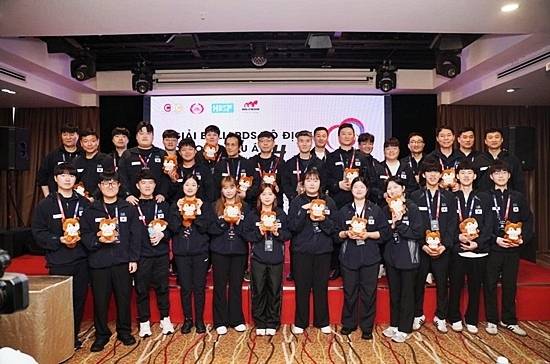 4년 연속 3관왕을 노리는 한국 당구 국가대표 선수단이 6일 제14회 아시아캐롬선수권대회 조편성이 끝난 후 기념촬영하고 있다. (사진=SOOP)