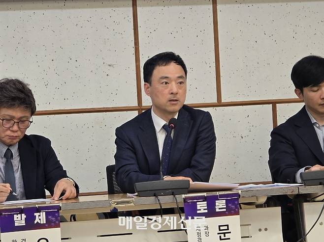 7일 국회의원회관 제3세미나실에서 열린 ‘가상자산 과세, 긴급 점검 토론회’에서 정부 측 패널로 참석한 문경호 기획재정부 소득세제과장이 과세 인프라 준비 상황에 대해 답변하고 있다. [사진=안갑성 기자]