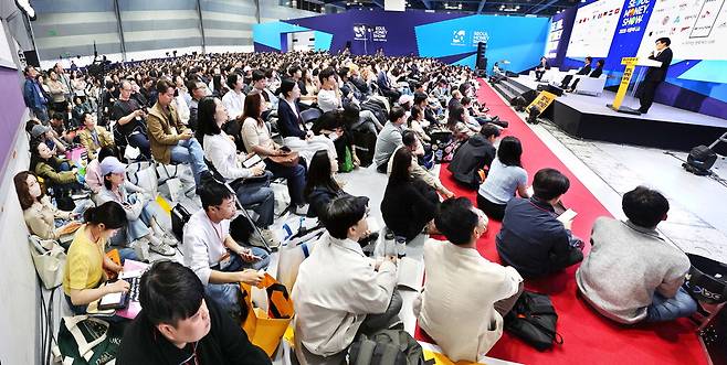 7일 열린 2026 서울머니쇼 '베스트 애널리스트가 주목하는 新유망주' 세미나에 관람객들이 몰려 무대 아래 바닥까지 가득 채우고 있다. 이승환 기자