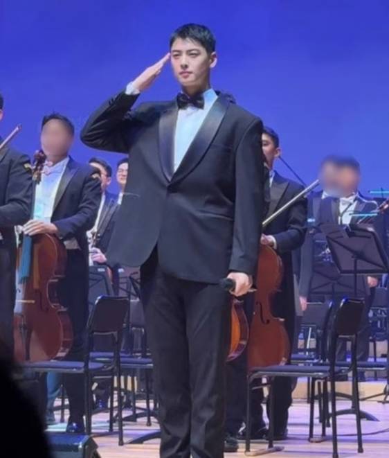 군 복무 중인 가수 겸 배우 차은우(본명 이동민)가 군악대 행사에 참석한 모습이 포착됐다. /사진=온라인 커뮤니티
