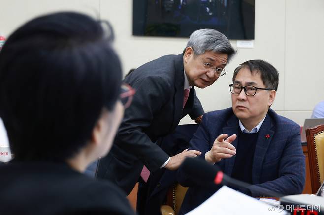 [서울=뉴시스] 고승민 기자 = 국민의힘 과방위 최형두 간사와 김장겸 의원이 29일 서울 여의도 국회에서 열린 과학기술정보방송통신위원회 전체회의에서 대화하고 있다. 2026.01.29. kkssmm99@newsis.com /사진=고승민