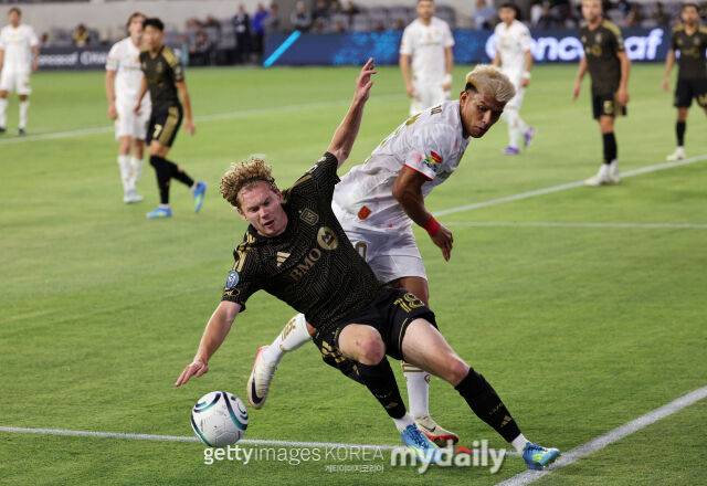 톨루카의 수비수 가야르도(오른쪽)가 2026년 4월 미국 LA에서 열린 LAFC와의 2026시즌 북중미축구연맹 챔피언스컵 4강 1차전에서 볼을 다투고 있다./게티이미지코리아