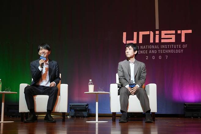 이세돌(왼쪽) UNIST 특임교수와 이창호 국수가 UNIST GRIT인재융합학부 오픈스테이지 토크콘서트 ‘반상 위로 먼저 온 미래라는 주제로 대담을 나누고 있다.[UNIST 제공]