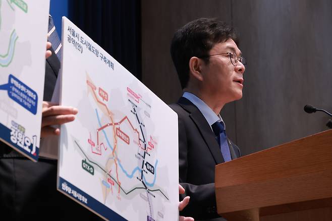 정원오 더불어민주당 서울시장 후보가 7일 국회 소통관에서 교통 공약을 발표하고 있다. [연합]