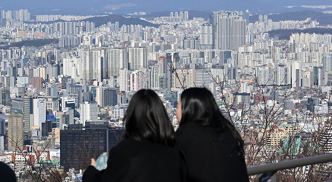 서울 남산타워에서 바라본 도심 아파트의 모습. [헤럴드DB]