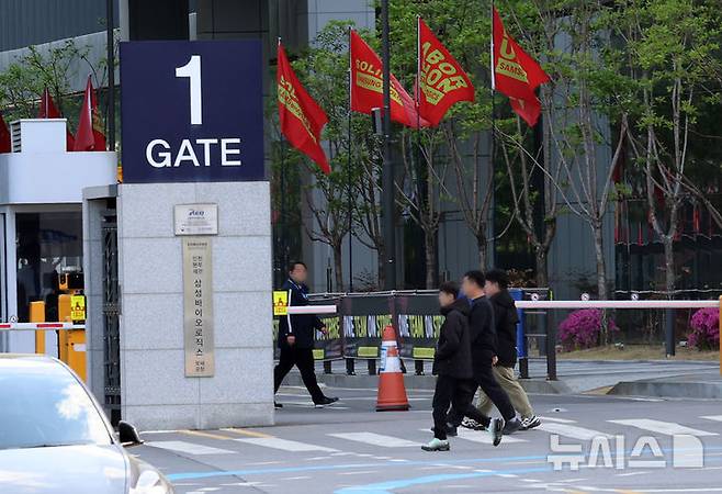 [인천=뉴시스] 전진환 기자 = 삼성바이오로직스 노동조합이 닷새간의 총파업을 마치고 준법투쟁으로 전환한 6일 오전 인천 연수구 삼성바이오로직스 공장으로 직원들이 출근하고 있다.  2026.05.06. amin2@newsis.com