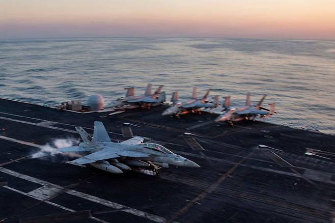 [에이브러햄 링컨함=AP/뉴시스] 지난 3월 1일 미 해군 항공모함 에이브러햄 링컨호(CVN 72)에서 F/A-18E 슈퍼 호넷 전투기가 착륙하고 있다. 미 중부사령부(CENTCOM)는  미 항공모함 에이브러햄 링컨호에서 발진한 수퍼 호넷 폭격기가 5월 6일 오만 만에서 이란 선적의 빈 유조선을 폭격해 정지시켰다고 발표했다. 2026.05.07.