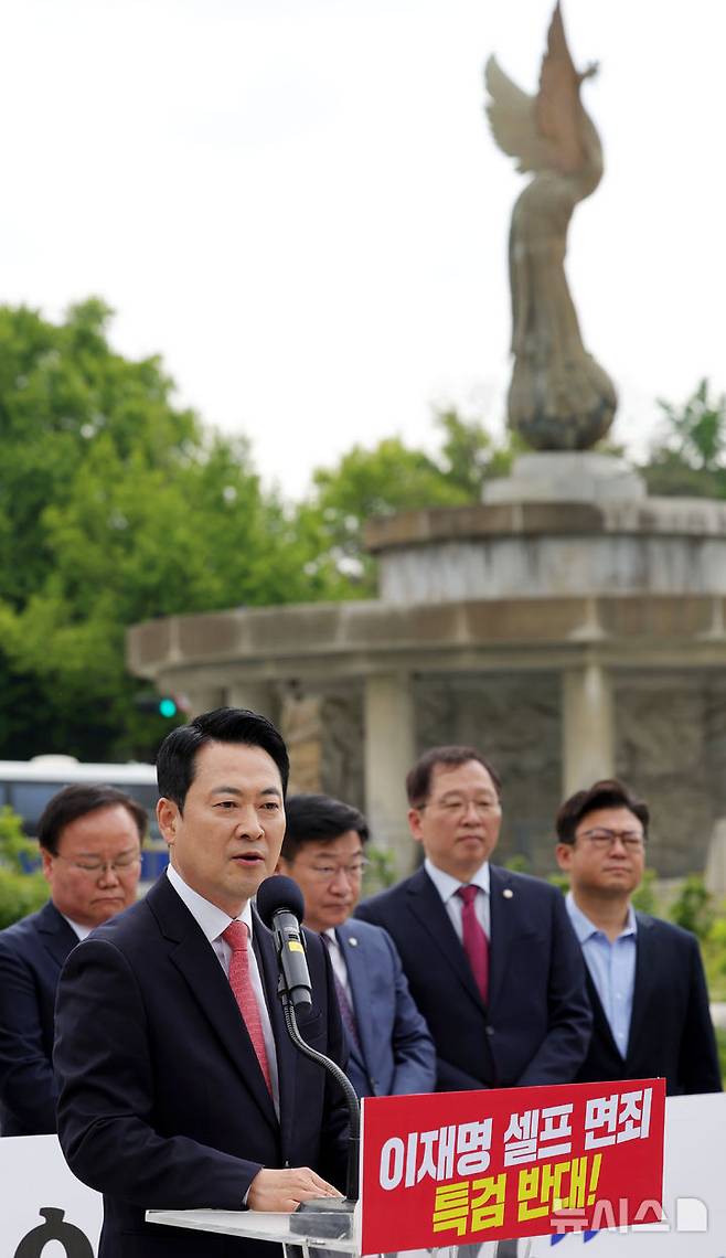 [서울=뉴시스] 홍효식 기자 = 장동혁 국민의힘 대표가 7일 오전 서울 종로구 청와대 사랑채 분수대 앞에서 열린 이재명 대통령 공소 취소 특검법 원천 무효 현장 최고위원회의에서 발언하고 있다. 2026.05.07. yesphoto@newsis.com