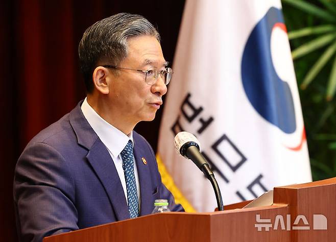 [과천=뉴시스] 황준선 기자 = 정성호 법무부 장관이 7일 오전 경기 과천시 정부과천청사 대강당에서 열린 신임 검사 임관식에서 당부말을 하고 있다. 2026.05.07. hwang@newsis.com