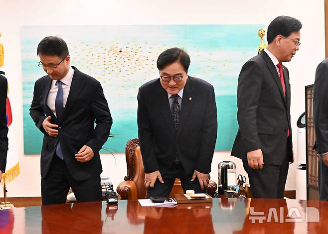 [서울=뉴시스] 김금보 기자 = 우원식(가운데) 국회의장, 한병도(왼쪽) 더불어민주당 원내대표, 송언석 국민의힘 원내대표가 지난 3월30일 오전 서울 여의도 국회에서 열린 의장 주재 여야 원내대표 회동에서 기념촬영을 마친 뒤 착석을 하고 있다. (공동취재) 2026.03.30. photo@newsis.com