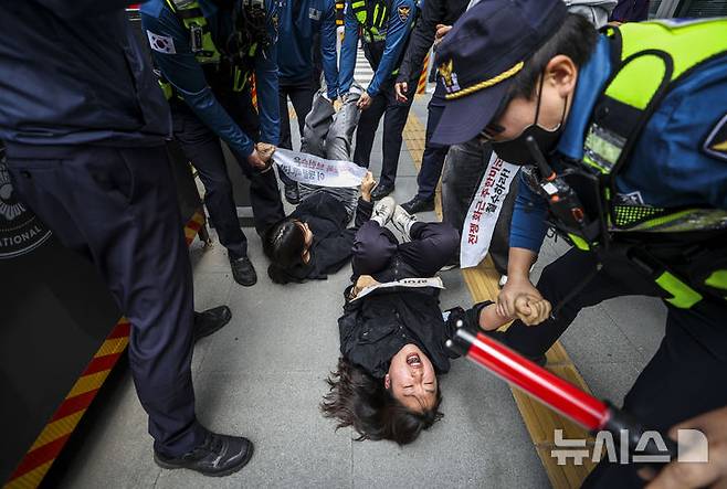 [서울=뉴시스] 정병혁 기자 = 7일 서울 종로구 주한미국대사관 앞에서 한국대학생진보연합 소속 대학생들이 전쟁반대 및 제이비어 브런슨 주한미군사령관 추방,  주한미군 철수 등을 촉구하며 기습시위를 하던 도중 경찰에 연행되고 있다.  2026.05.07. jhope@newsis.com