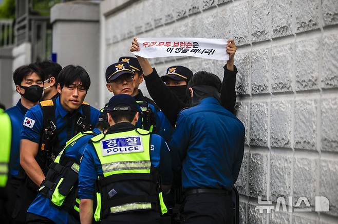 [서울=뉴시스] 정병혁 기자 = 7일 서울 종로구 주한미국대사관 앞에서 한국대학생진보연합 소속 대학생들이 전쟁반대 및 제이비어 브런슨 주한미군사령관 추방,  주한미군 철수 등을 촉구하며 기습시위를 하고 있다.  2026.05.07. jhope@newsis.com