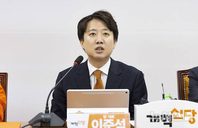 [서울=뉴시스] 김근수 기자 = 이준석 개혁신당 대표가 4일 서울 여의도 국회 개혁신당 대회의실에서 열린 최고위원회의에서 모두발언을 하고 있다. 2026.05.04. ks@newsis.com