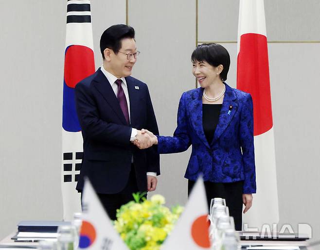 [나라=뉴시스] 고범준 기자 = 이재명 대통령과 다카이치 사나에 일본 총리가 13일(현지 시간) 나라현 회담장에서 열린 한일 확대 정상회담에 앞서 악수하고 있다. 2026.01.13. bjko@mewsis.com