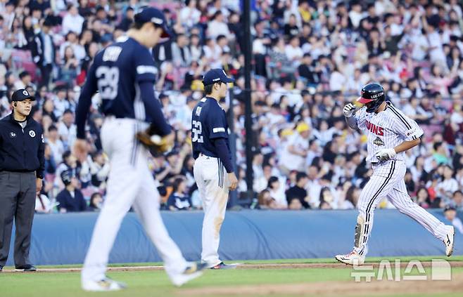 [서울=뉴시스] 이영환 기자 = 6일 오후 서울 송파구 잠실야구장에서 열린 2026 KBO리그 두산 베어스와 LG 트윈스의 경기, 2회말 1사 1루에서 LG 이재원이 중견수 뒤 2점 홈런을 날린 후 베이스를 돌고 있다. 2026.05.06. 20hwan@newsis.com