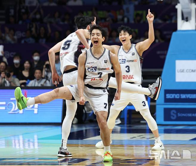 [고양=뉴시스] 김진아 기자 = 7일 경기 고양 소노 아레나에서 열린 '2025-2026 KBL 챔피언결정전 2차전' 고양 소노 스카이거너스와 부산 KCC 이지스의 경기, KCC 허훈이 득점 후 허웅, 송교창과 기뻐하고 있다. 2026.05.07. bluesoda@newsis.com