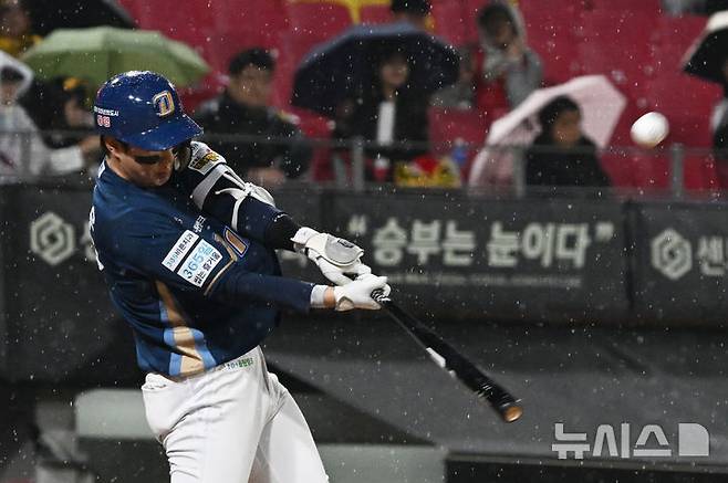 [광주=뉴시스] 이영주 기자 = 3일 오후 광주 북구 광주-기아챔피언스필드에서 열린 2026 신한 SOL KBO리그 NC다이노스 대 KIA타이거즈의 경기. 8회 초 무사 1루 상황 NC 박건우가 우익수 오른쪽 뒤 2루타를 날리고 있다. 2026.04.03. leeyj2578@newsis.com