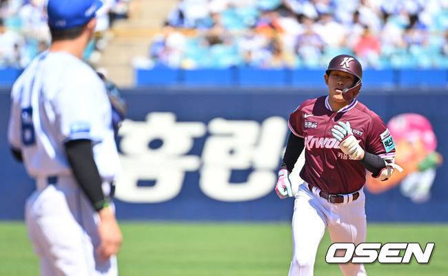 [OSEN=대구, 이석우 기자] 5일 대구삼성라이온즈파크에서 2026 신한 SOL KBO 리그 삼성 라이온즈와 키움 히어로즈의 경기가 열렸다. 홈팀 삼성은 오러클린이, 방문팀 키움은 오석주가 선발 출전했다. 키움 히어로즈 양현종이 2회초 1사 좌월 솔로 홈런을 치고 그라운드를 돌고 있다. 2026.05.05 / foto0307@osen.co.kr