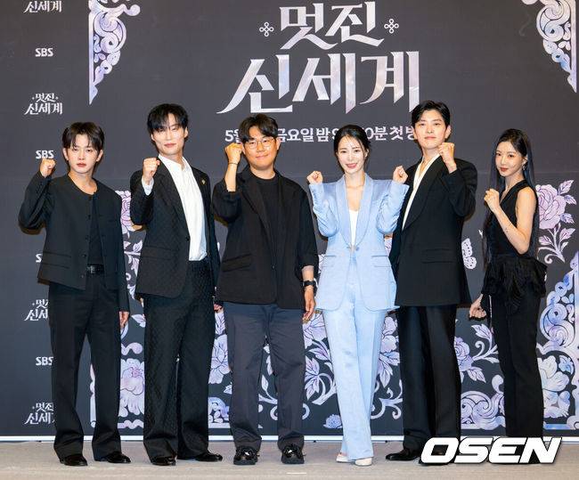 [OSEN=민경훈 기자] 7일 오후 서울 양천구 목동 SBS 방송센터 SBS홀에서 SBS 새 금토드라마 '멋진 신세계' 제작발표회가 열렸다.'멋진 신세계'는 희대의 조선 악녀 영혼이 씌어 '악질' 해진 무명배우 신서리(임지연 분)와 자본주의가 낳은 괴물이라 불리는 악질 재벌 차세계(허남준 분)의 일촉즉발 전쟁 같은 로맨스 코미디 드라마다.한태섭 감독과 배우 임지연, 허남준, 장승조, 김민석,이세희가 포즈를 취하고 있다. 2026.05.07 / rumi@osen.co.kr