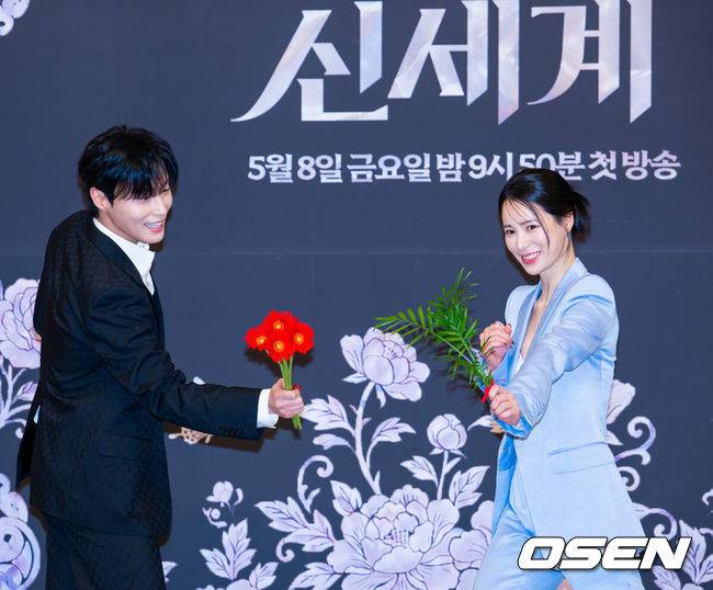 [OSEN=민경훈 기자] 7일 오후 서울 양천구 목동 SBS 방송센터 SBS홀에서 SBS 새 금토드라마 '멋진 신세계' 제작발표회가 열렸다.'멋진 신세계'는 희대의 조선 악녀 영혼이 씌어 '악질' 해진 무명배우 신서리(임지연 분)와 자본주의가 낳은 괴물이라 불리는 악질 재벌 차세계(허남준 분)의 일촉즉발 전쟁 같은 로맨스 코미디 드라마다.배우 허남준과 임지연이 포즈를 취하고 있다. 2026.05.07 / rumi@osen.co.kr