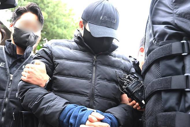 ‘청담사장’&nbsp;최모씨가 구속 전 피의자 심문(영장실질심사)에 출석하기 위해 지난 3일 경기 수원시 장안구 경기남부경찰청 마약·국제범죄수사대를 나서고 있다. 뉴시스