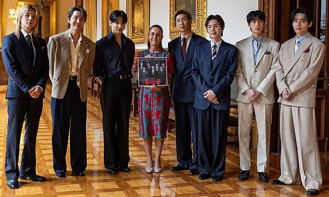 클라우디아 셰인바움 멕시코 대통령(가운데)이 6일(현지시간) 그의 초청으로 대통령궁을 방문한 BTS 멤버 전원과 기념 촬영을 하고 있다. AFP연합뉴스