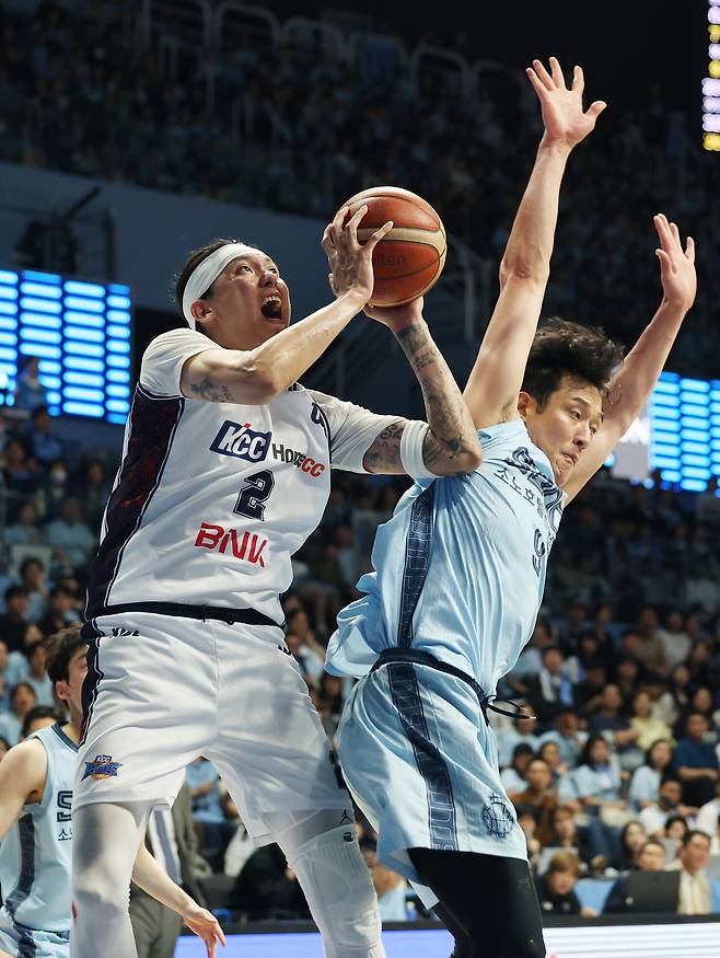 7일 경기 고양 소노 아레나에서 열린 '2025-2026 KBL 챔피언결정전 2차전' 고양 소노 스카이거너스와 부산 KCC 이지스의 경기, KCC 최준용이 골밑 볼다툼을 하고 있다. 뉴시스