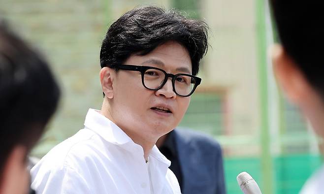 한동훈 전 국민의힘 대표가 지난 4일 부산 북구선거관리위원회에서 부산 북갑 국회의원 보궐선거 예비후보 등록을 한 뒤 소감을 밝히고 있다. 뉴시스