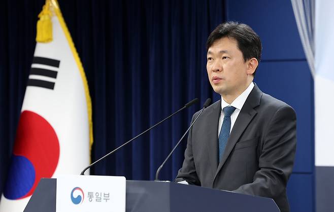 윤민호 통일부 대변인이 4일 서울 종로구 정부서울청사에서 정례 브리핑을 하고 있다. 뉴스1