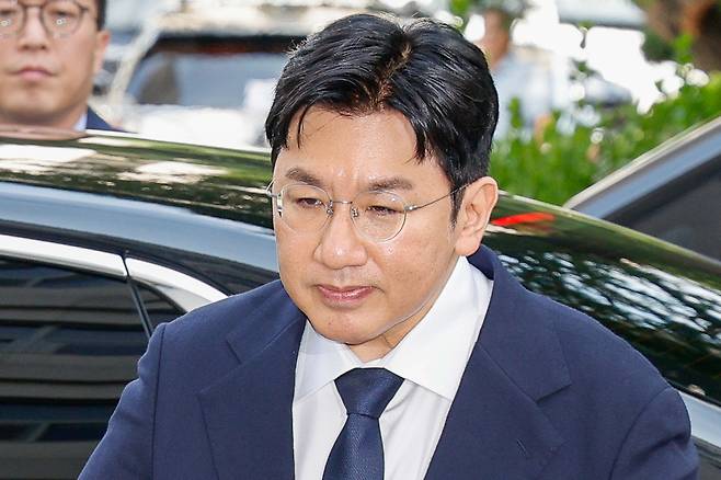 방시혁 하이브 의장이 15일 오전 자본시장법 위반 혐의(사기적 부정거래) 관련 조사를 받기 위해 마포구 서울경찰청 금융범죄수사대에 출석하고 있다. 뉴스1