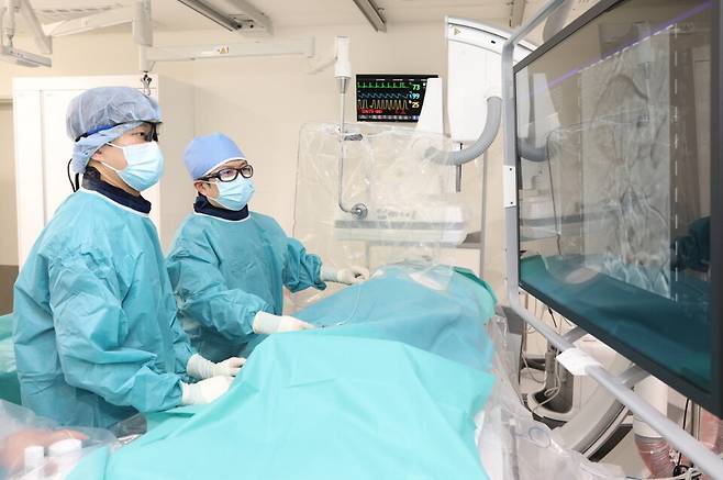 순천향대천안병원 영상의학과 이형남 교수가&nbsp;'방사선색전술'을 시술하고 있는&nbsp;모습 ⓒ순천향대천안병원 제공