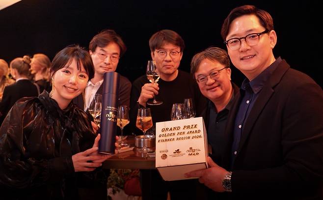 박도형 대표(오른쪽)와 크로아티아관광청 박재아 이사(왼쪽) 그리고 크로아티아 취재를 위해 동행한 언론사 기자들(중앙). 사진제공|CNTB